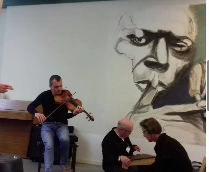 Vioolspel tijdens een muzikale workshop voor teams