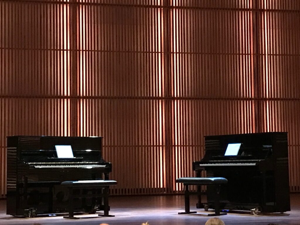 2 Piano's op het podium van het muziekgebouw