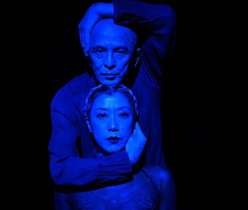Teshigawara danst tussen Vox Luminis op het HF