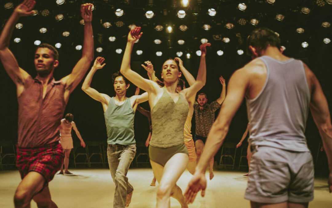 NDT 1 danst het zinderende ZŌ van Ohad Naharin